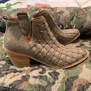 Mi,Im slip on booties, leather, great condition, intricate lacing pattern, 7.5